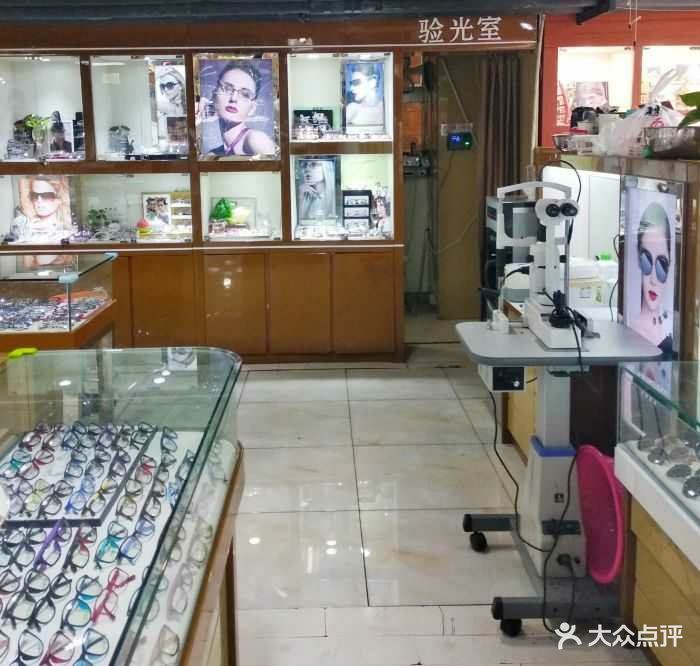 新視界眼鏡店（三葉浦東店） 專業(yè)與時(shí)尚的完美融合